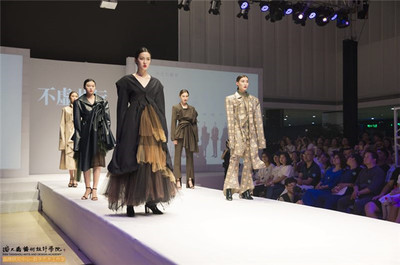 寧波大學(xué)昂熱大學(xué)聯(lián)合學(xué)院2018屆服裝與服飾設(shè)計專業(yè)畢業(yè)展演完美落幕