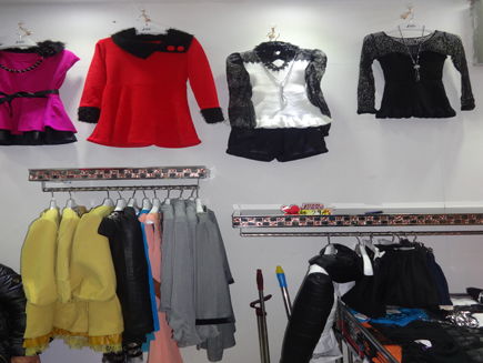 長春市中東的市場內有一營業中精品女裝出兌